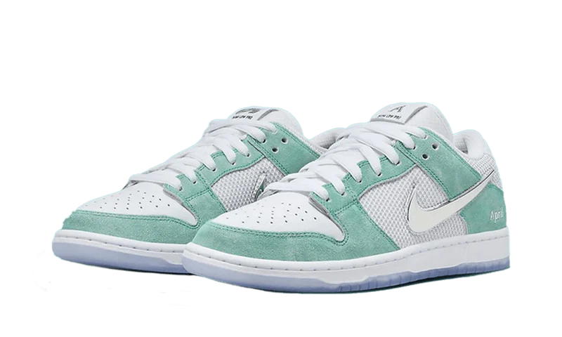 NIKE SB DUNK LOW APRIL SKATEBOARDS
