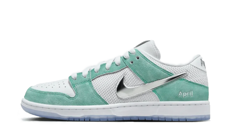 NIKE SB DUNK LOW APRIL SKATEBOARDS